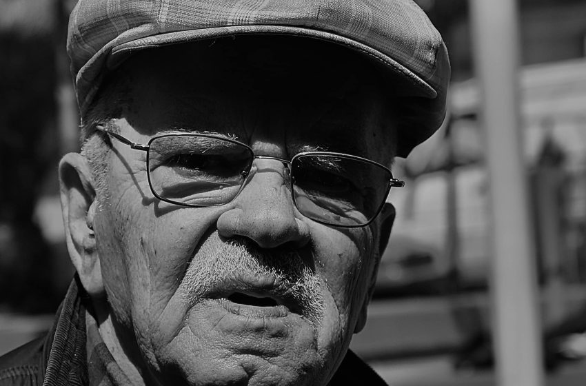  Rrëfimi i rrallë i Robert Ndrenikës: Më akuzonin se mbaja kapelen e Enver Hoxhës. Batutat me Mirush Kabashin dhe “sherri” me Dritëro Agollin