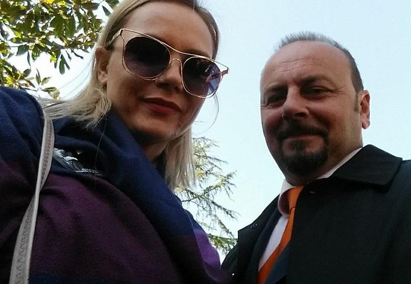  Historia e dy aktorëve të njohur shqiptarë – Eni e njohu si pedagog dhe iu duk i shëmtuar, Genci tregon si u lidh me ish-studenten: Më puthi e para