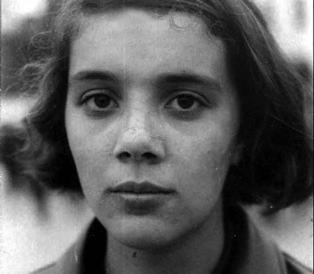  Historia e vajzës “yll të bukur të Enver Hoxhës, që bëri xheloze Rajmonda Bulkun: Pse ju mohua fejesa me djalin e Kadri Hazbiut?