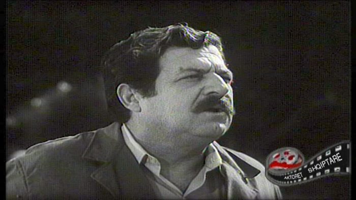  Si e përcolli gjithë Durrësi, Nikolin Xhojën, me një kortezh që nuk ishte parë kurrë, edhe pse Partia Komuniste e kishte shpallur armik