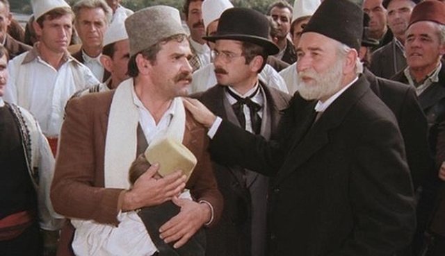  Ben Blushi tregon prapaskenat e filmit “Nëntori i dytë”: Gjyshi dhe babai im rrinin orë të tëra zgjuar, sollën të gjallë Ismail Qemalin