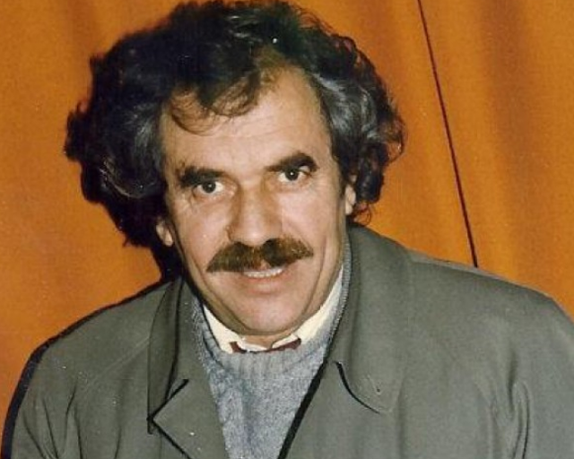  Astrit Çerma revoltohet me gazetarin e njohur: O rrufjan, që iu puth dhe menderen politikanëve…