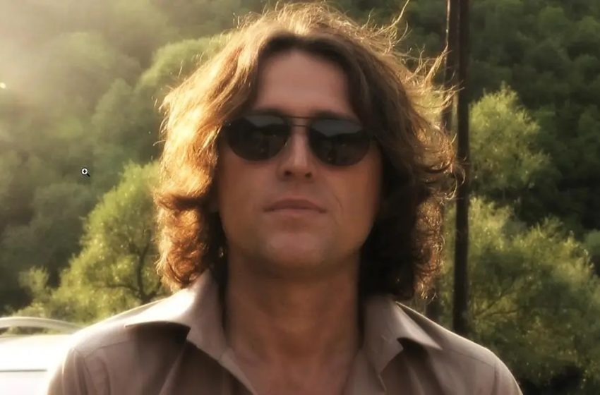  “Çdo natë në ëndërr me vjen” – Largimi i papritur nga jeta i këngëtarit që bëri të dashurohen shqiptarët me zërin e tij