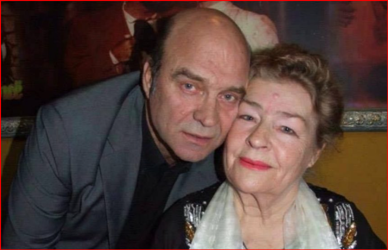  Astrit Çerma ka dy fjalë për Ndriçim Xhepën, pas humbjes së të ëmës: Nëna është vetëm nëna..