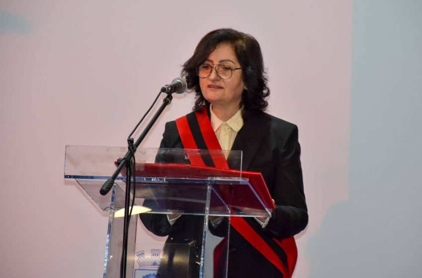  Gazetari i njohur masakron Alma Hoxhën: Po fle gjumë, ndërsa Përmeti po degradon