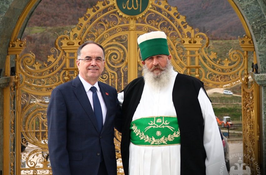  Dy qytetet e Skraparit e kanë shpallur “Qytetar Nderi” Baba Hekuranin, Përmeti e injoron