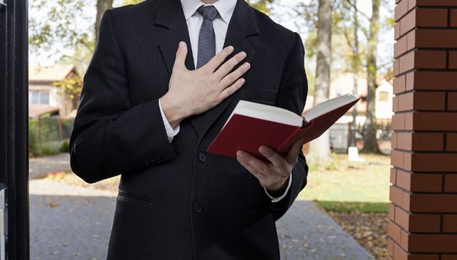  “Vdis sot, se ringjallesh nesër” – Mësuesi në Tiranë pushohet nga puna pasi predikonte Jehovain në shkollë