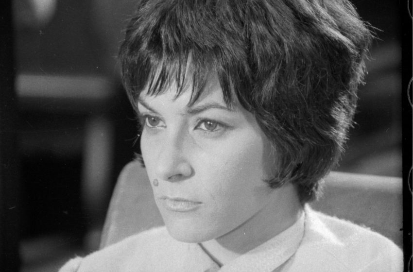  “Po të pa Mehmeti, ta fik cigaren në ballë” – Historia e Edi Luarasit, femra rebele dhe më moderne e Tiranës