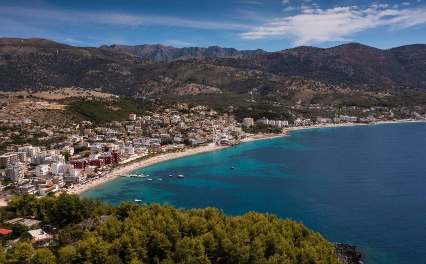  Seriali grek paraqet heroinën kryesore duke folur shqip, “tërbohet” Omonia: Identiteti i Himarës nuk është shqiptar