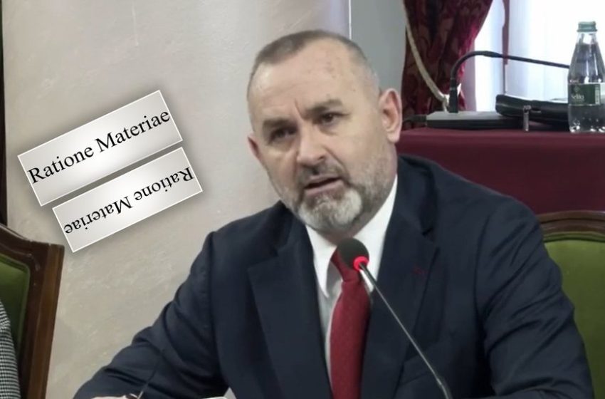  Kur Ulsiu shpjegon ligjet me latinishten