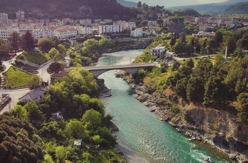  Bashkësia Përmet: Dy mysybetët përmetarë, që nuk paguajnë as dritat, as ujin, as taksat lokale