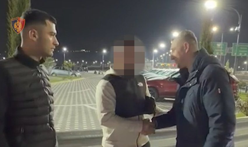  Policët në Rinas gjejnë dhe kthejnë çantën me 1000 euro