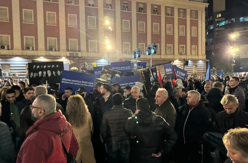  Analisti i majtë: Protestuesit e PD vinë në Tiranë të hanë ndonjë paçe dhe pijnë birra qyl