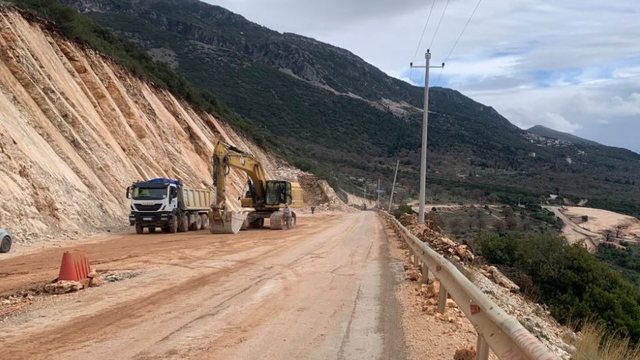  370 miliardë lekë për rrugë e asfalt që po shkërmoqet që pas shiut të parë