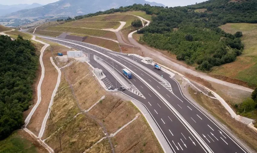  Autostrada Janinë-Kakavijë me 6 korsi kushton 40 % më pak se Qukës-Qafë Plloçë me 2 korsi (dhe e prishur)
