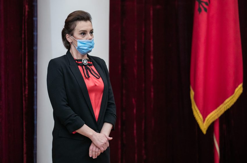  Gruaja me Ramën, burri me Berishën