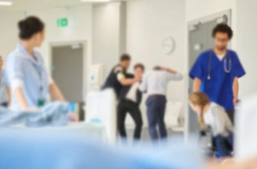  Plas grushti në spitalin e Lushnjës, punonjësi rreh mjekun: E thërriste gruan infermiere orar pa orar në punë