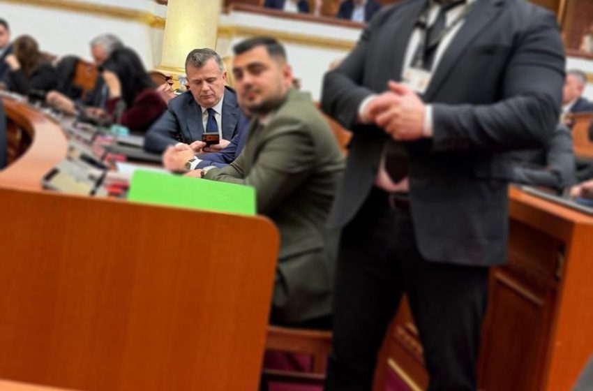  Taulant Balla, me gardist personal brenda në Kuvend