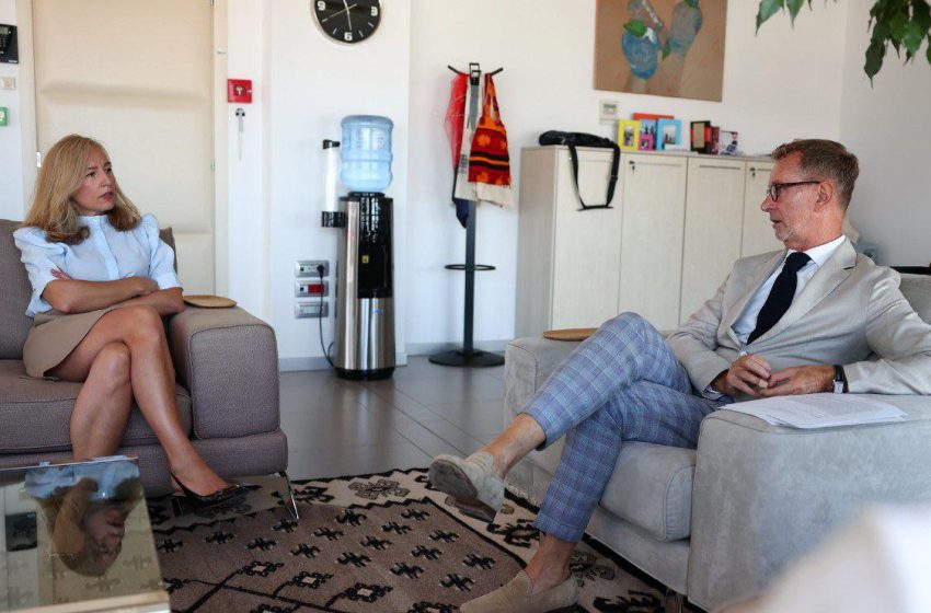  Myslim Murrizi nxjerr fotot e papërshtatshme të shefes së KLP