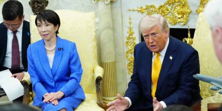  VIDEO/ Shakaja e sikletshme e Trump në krah të kryeministres japoneze