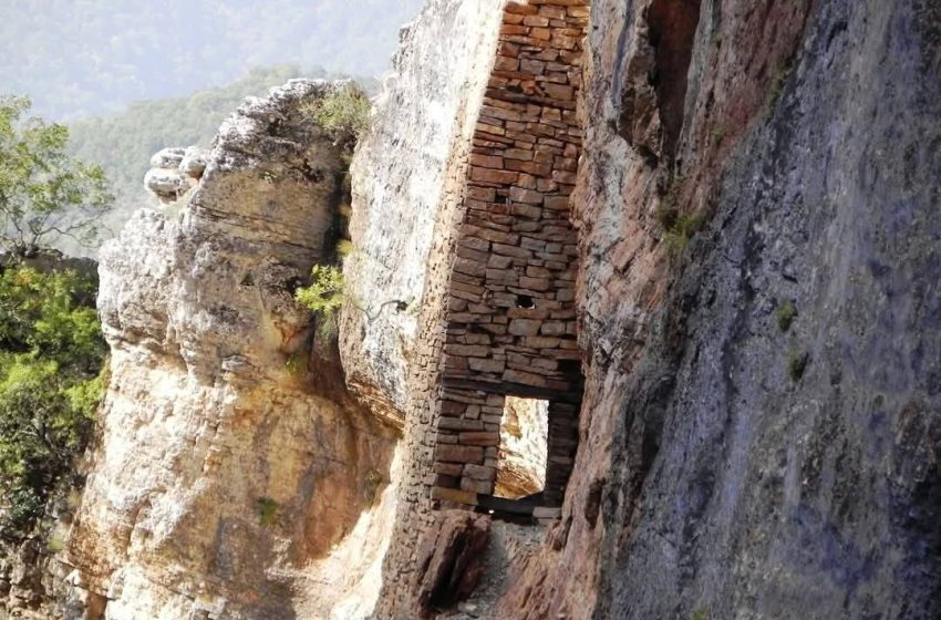  Misteri i “shtëpisë” së ndërtuar në shkëmb