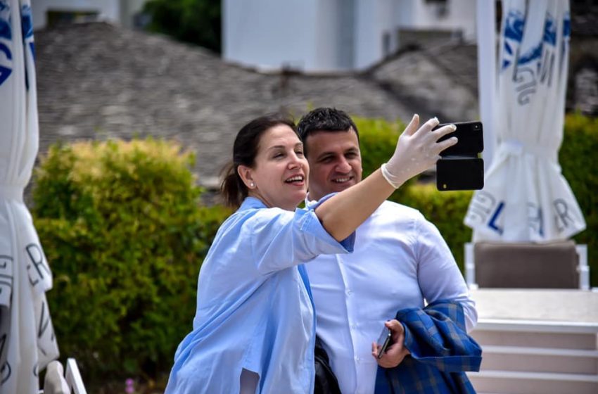  Denoncimi me emra: Kush janë drejtorët e lidhur me Mirela Kumbaron, që po bëjnë namin në Gjirokastër