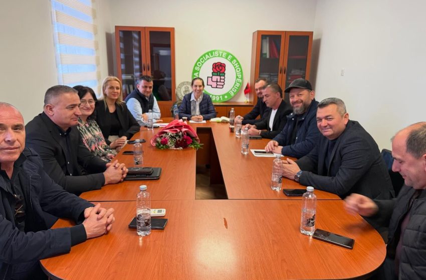  Mirela Kumbaro mbledh deputetët dhe kryebashkiakët në Gjirokastër: Projekte të reja në të katër cepat e qarkut