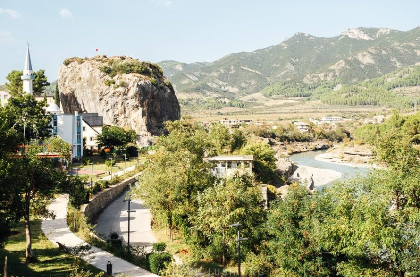  Dy vëllezër në Përmet ndalojnë në rrugë 19-vjeçarin, e rrahin dhe i godasin dhe makinën, Policia nis procedim penal