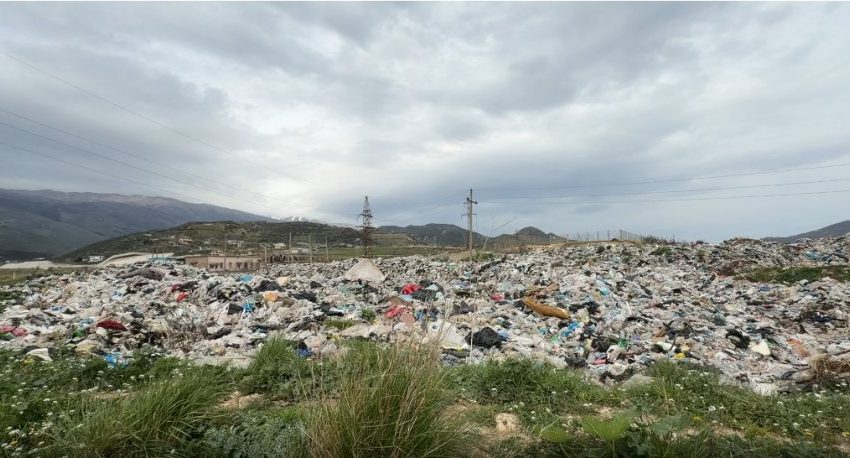  Alarm në Tepelenë: Plehrat arrijnë nënstacionin elektrik, në rrezik lumi Vjosa