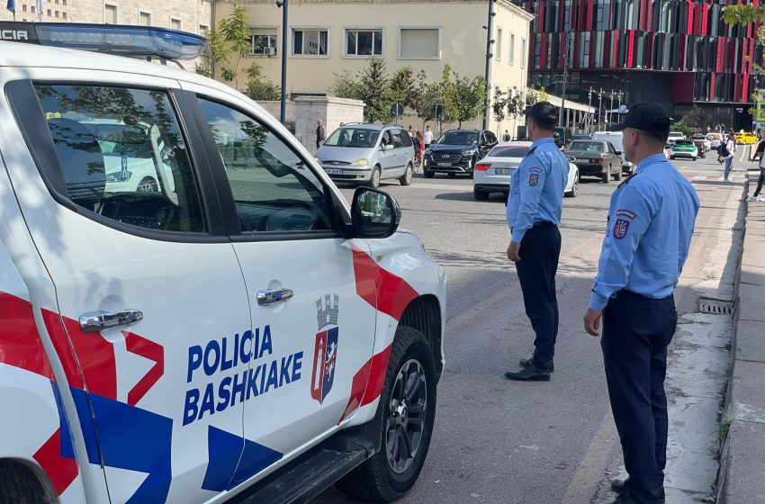  Plas grushti, policët bashkiakë rrihen me njëri-tjetrin brenda në zyrë