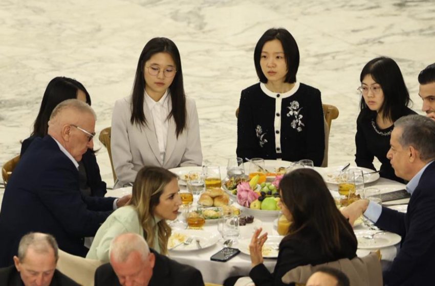  Rama ia shtron me të ngrënë Ylli Rakipit dhe e ul me disa vajza aziatike