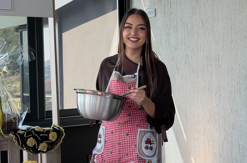  Sara shfaqet si kuzhiniere duke gatuar ballokume