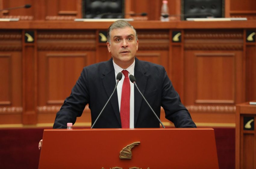  Tedi Blushi thotë se Ferit Hoxha e mashtroi dhe e nxorri si budalla, kur ishte gazetar