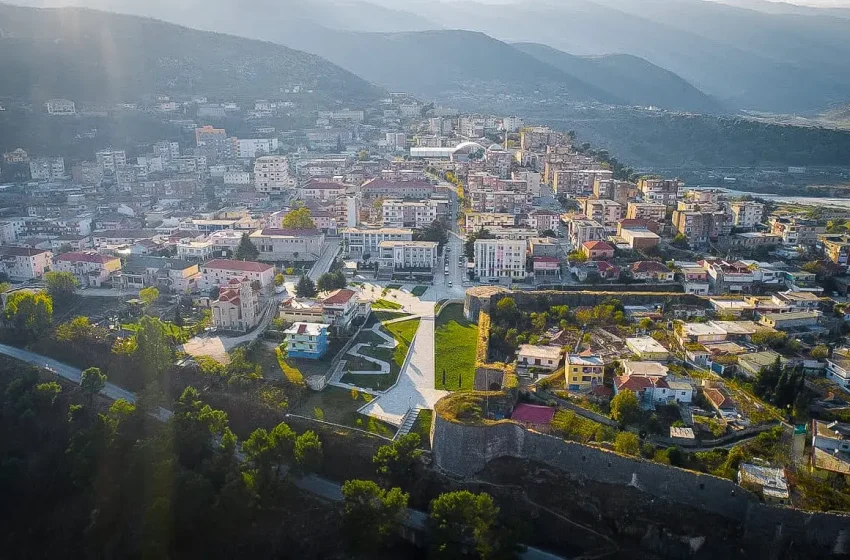  38-vjeçari nga Memaliaj i bën gjëmën një familje në Hormovë, Policia në kërkim të tij
