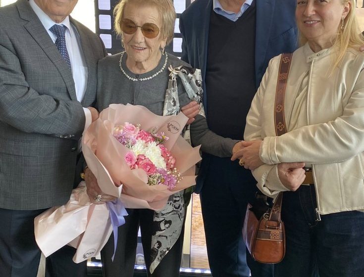  “Më lumturuat, më keni dhënë gjithçka të mirë” – Tinka Kurti, 94 vjeç shfaqet në Kalanë e Prezës mes miqve të vet