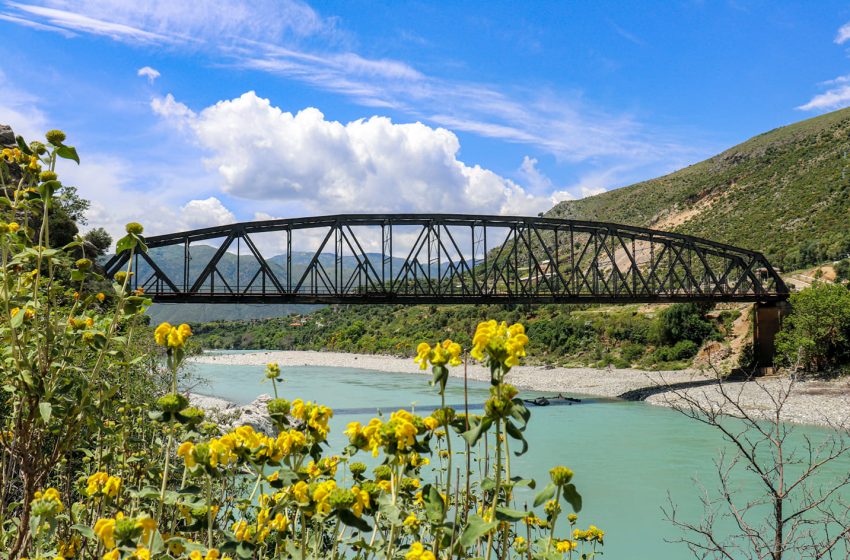 Mrekullia e Luginës së Vjosës – Rreziku tek Ura e Dragotit dhe një udhëtim në Leskovik