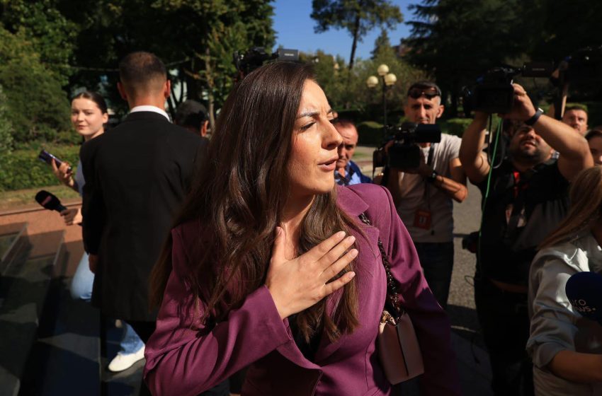  Mirë që kemi Zegjinenë që bëhet copë për flamur