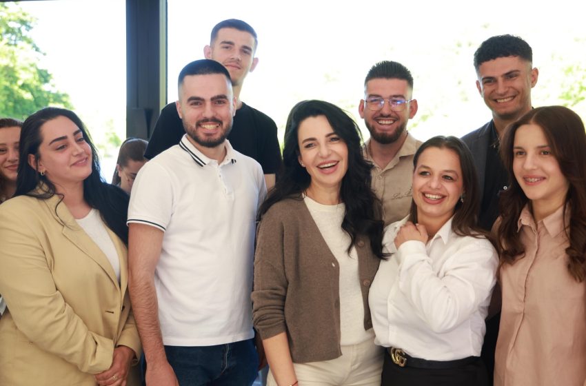  Bela, si model dhe frymëzim për të rinjtë shqiptarë