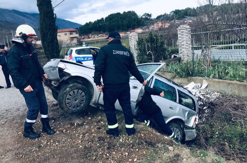  65-vjeçari nga Përmeti merr para me makinë turistin grek që udhëtonte me motor në rrugën Këlcyrë-Përmet, plagoset një grua