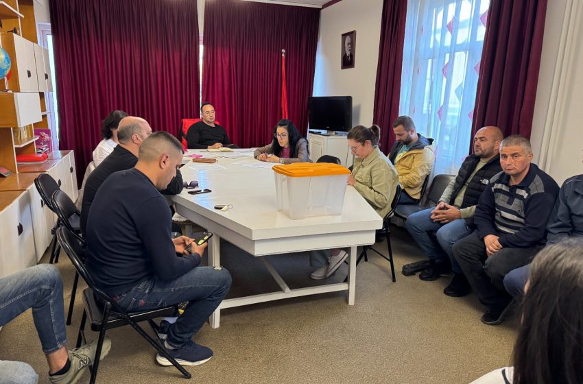  Doganierët e Mirela Kumbaros mbyllin doganën dhe shkojnë në mbledhjet e Partisë Socialiste në Përmet