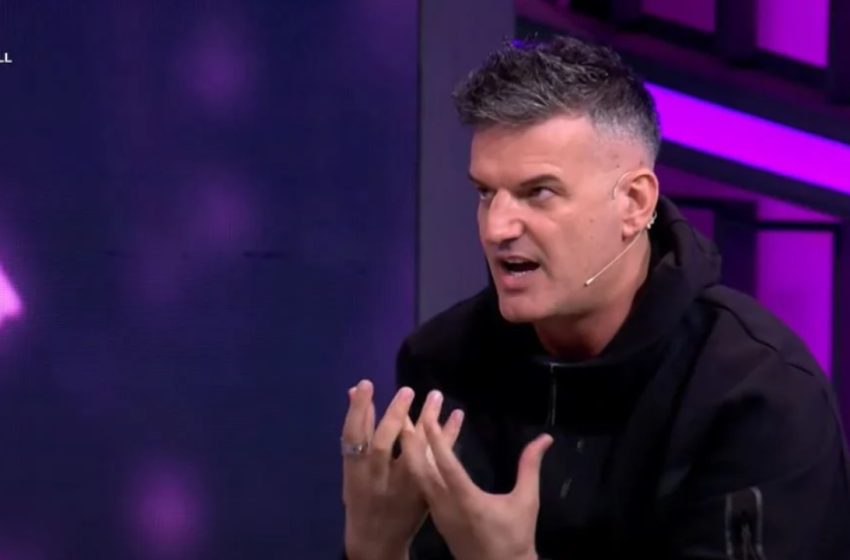  Ata i vramë të dielën duke luajtur në trotuar