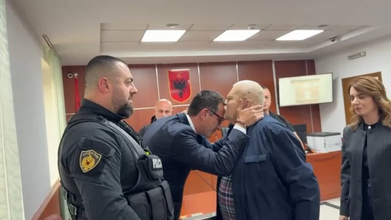  O Skënder, nuk po puthte “Stefan Bardhin” ky Ndrenika…