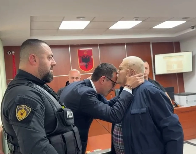  Poshtërimi i tmerrshëm publik i Robert Ndrenikës, nga Erion Veliaj