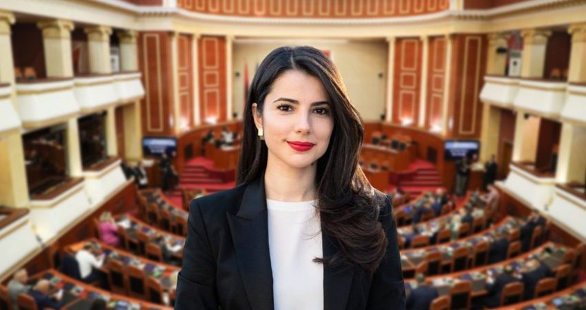  Ministrja shqiptare bëhet nënë për herë të parë