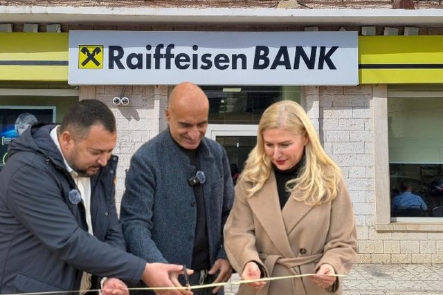  Si i rrjep Raiffeisen Bank qytetarët me komisionet e sigurimit të kredisë!