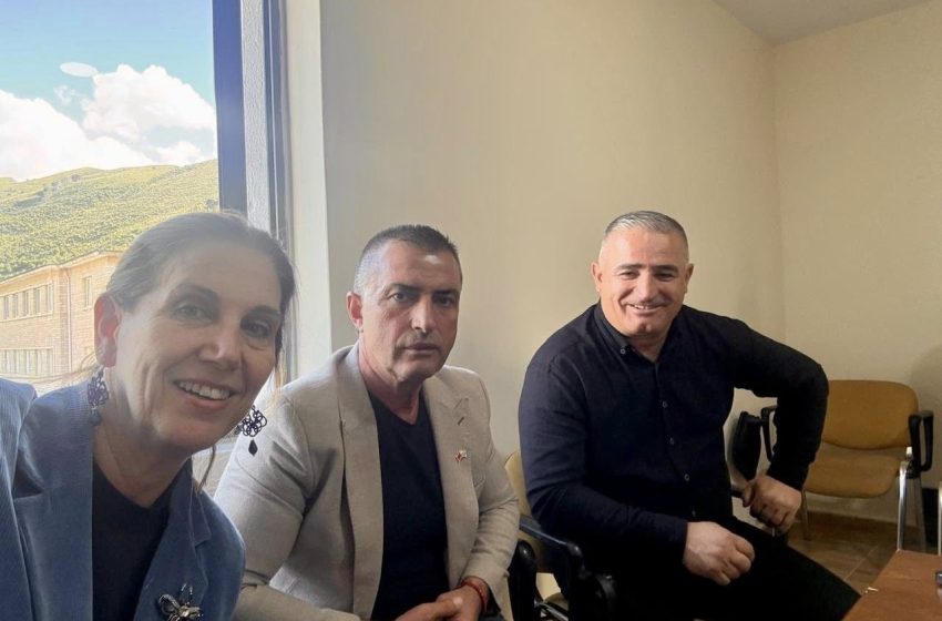  Ai nxin, ajo qesh – Mirela Kumbaro “provokon” Tërmet Peçin, pas sherrit publik në Gjirokastër