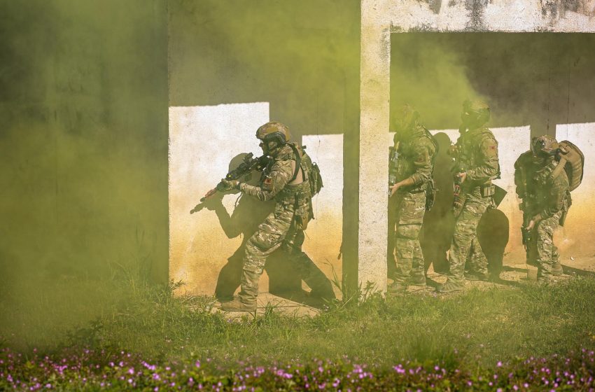  NATO nxjerr fotot e ushtarëve shqiptarë, gjatë stërvitjes ne terren