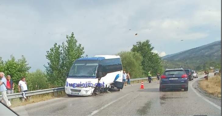  Aksident i rëndë në aksin Tepelenë – Gjirokastër, autobusi me turistë përplaset me një “Audi”