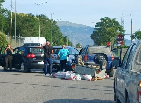  Aksident i rëndë në hyrje të Gjirokastrës, tre automjete përplasen me njëra-tjetrën