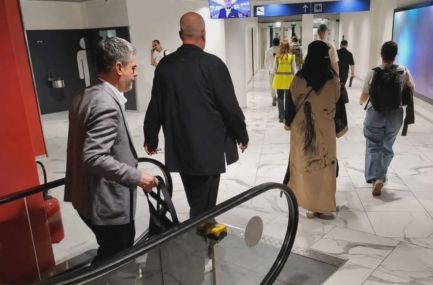  Ambasadori shqiptar në Zvicër i mban valixhet Ramës dhe gruas së tij